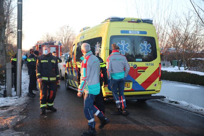 Schaatser zakt door dunne ijs