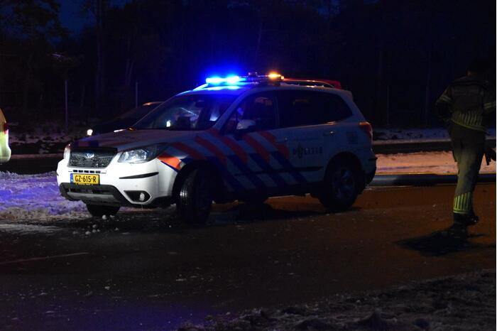 Auto schiet door het ijs na ongeval