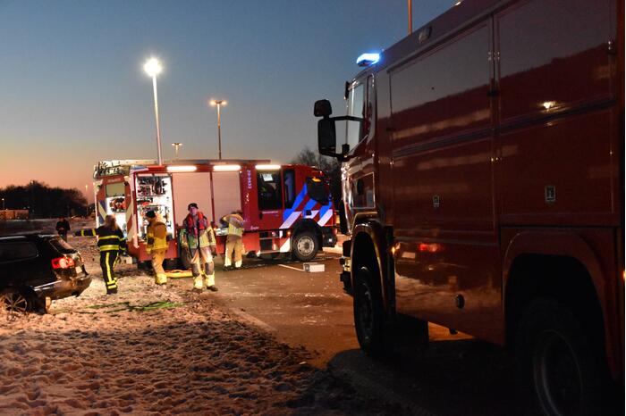 Auto schiet door het ijs na ongeval