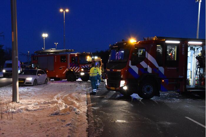 Auto schiet door het ijs na ongeval