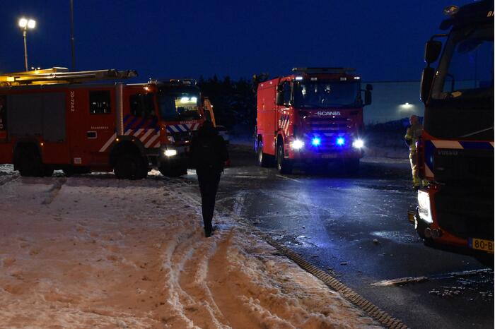 Auto schiet door het ijs na ongeval