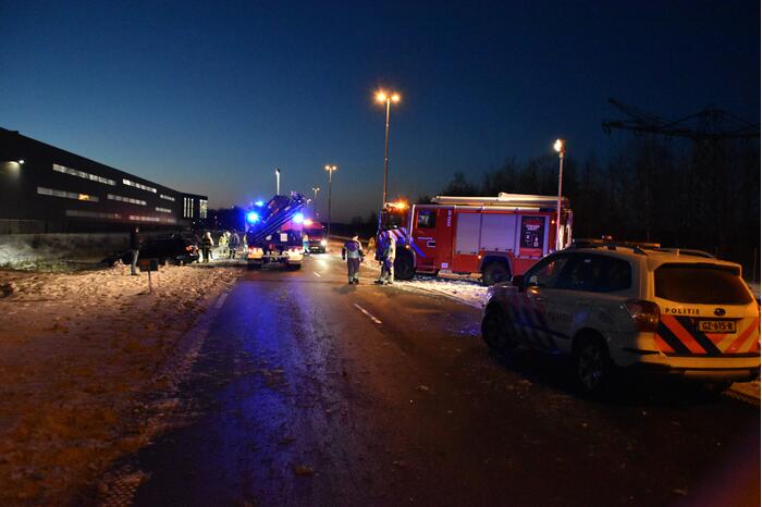 Auto schiet door het ijs na ongeval