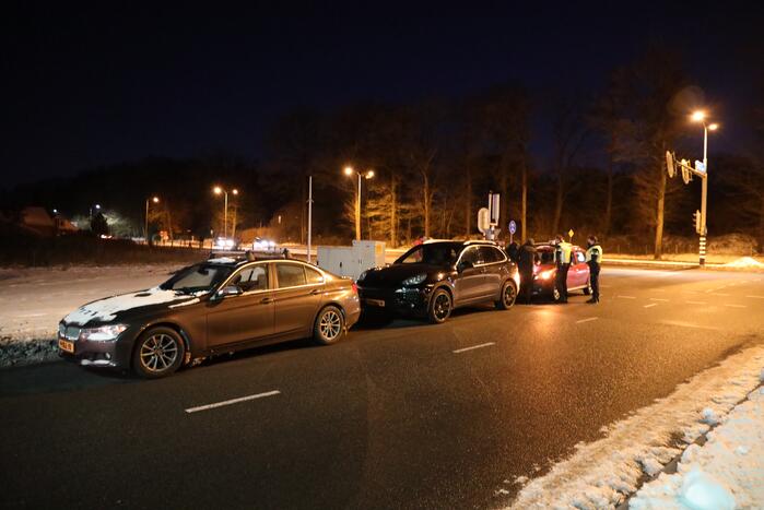 Kop-staart botsing tussen drie voertuigen