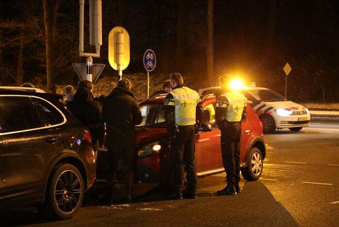 Kop-staart botsing tussen drie voertuigen