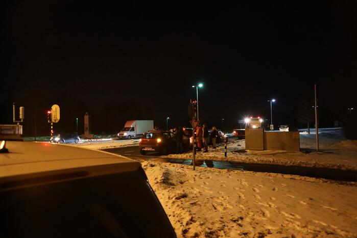 Kop-staart botsing tussen drie voertuigen