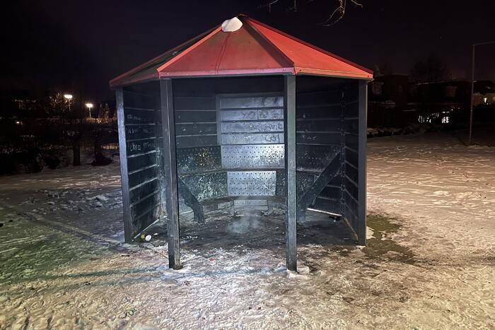 Brandweer blust brand in jeugdhok