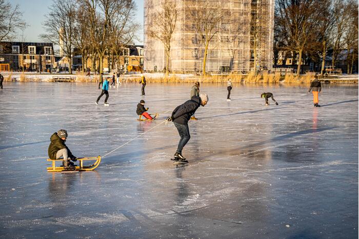 Drukte op het Burgemeester Reinaldapark door natuurijs