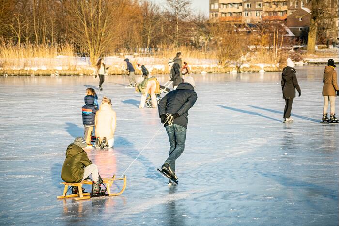 Drukte op het Burgemeester Reinaldapark door natuurijs