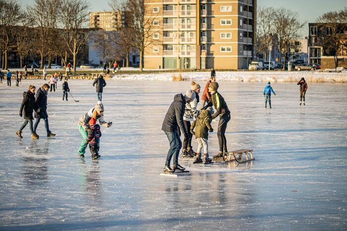 Drukte op het Burgemeester Reinaldapark door natuurijs