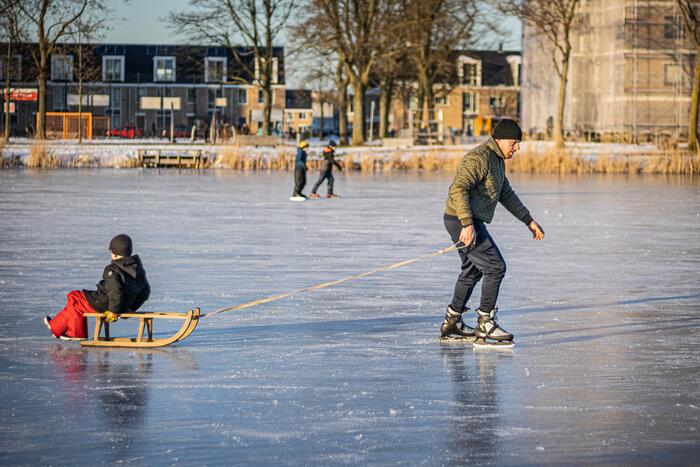 Drukte op het Burgemeester Reinaldapark door natuurijs