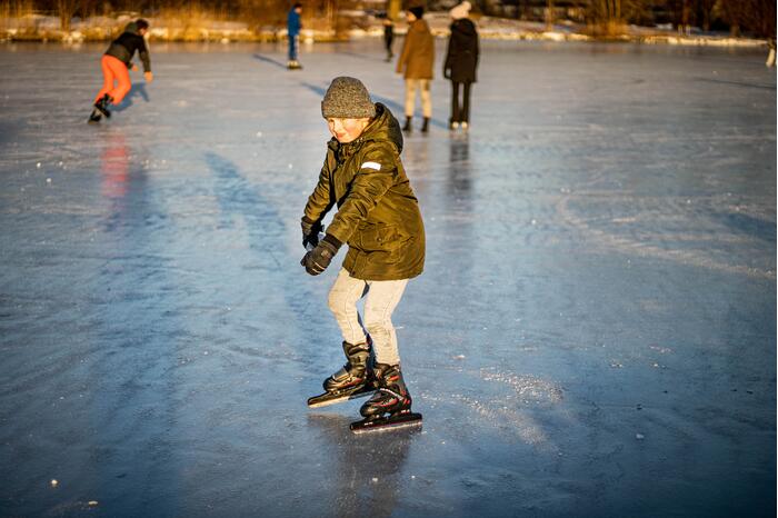 Drukte op het Burgemeester Reinaldapark door natuurijs