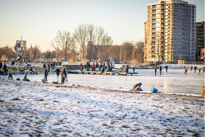 Drukte op het Burgemeester Reinaldapark door natuurijs
