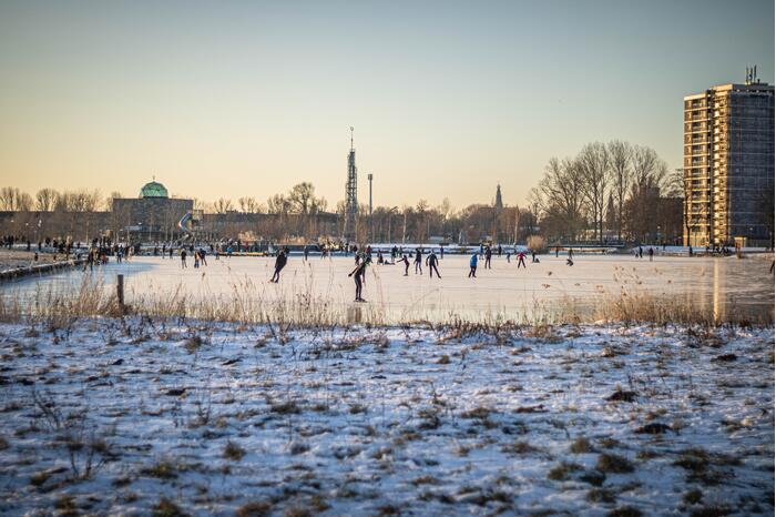Drukte op het Burgemeester Reinaldapark door natuurijs