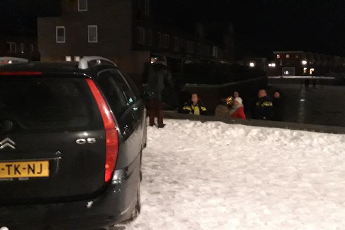 Persoon te water gered door omstanders