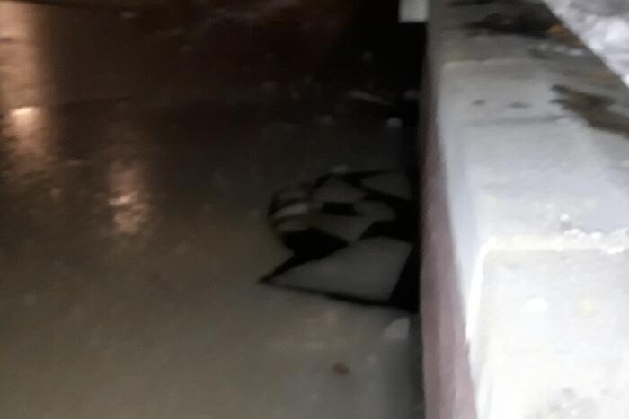 Persoon te water gered door omstanders