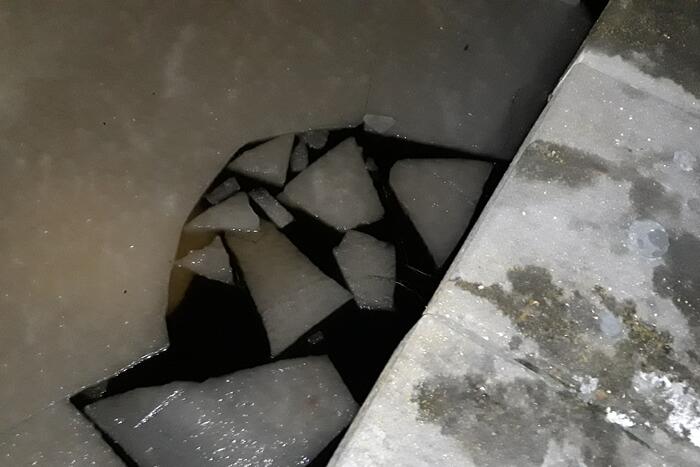 Persoon te water gered door omstanders