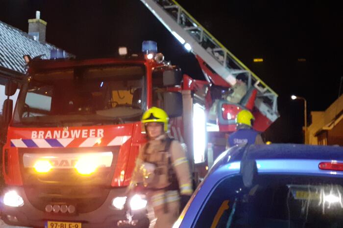 Brandweer blust brand in schoorsteen van woning