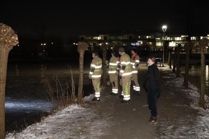 Brandweer ingezet voor zwaan vast op ijs