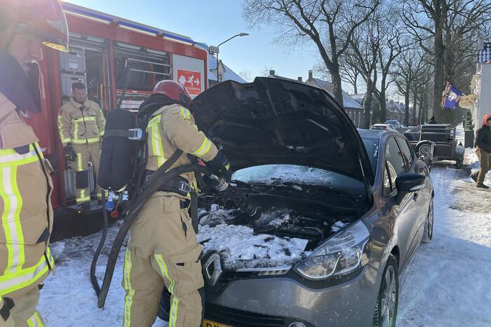 Auto brand met sneeuw geblust