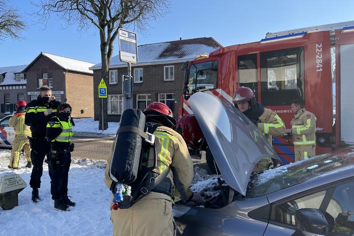 Auto brand met sneeuw geblust
