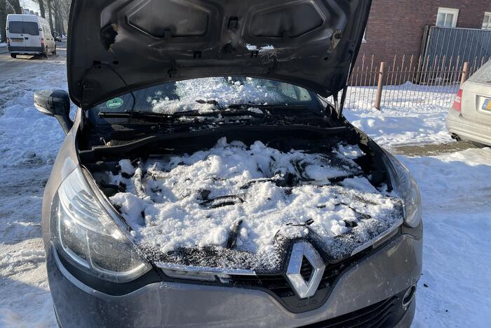 Auto brand met sneeuw geblust