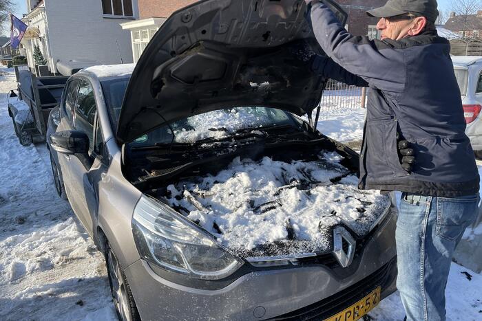 Auto brand met sneeuw geblust