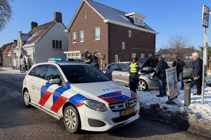 Auto brand met sneeuw geblust