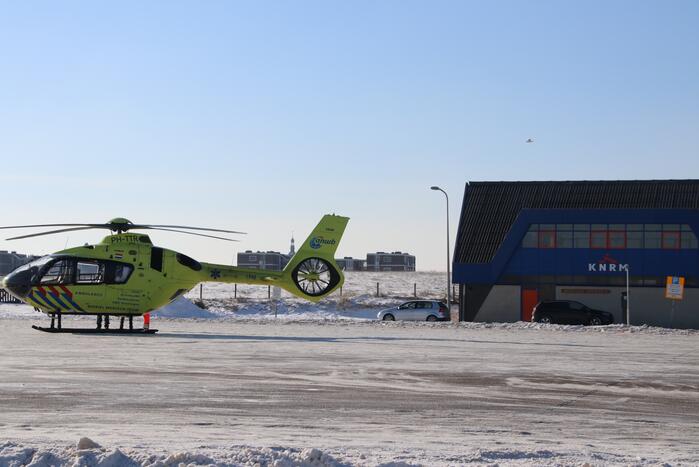 Traumahelikopter landt bij KNRM voor incident in woning
