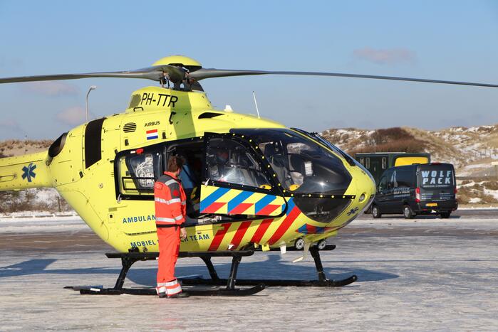 Traumahelikopter landt bij KNRM voor incident in woning