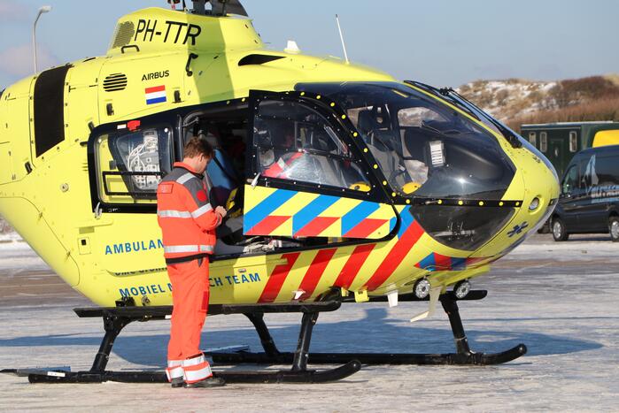 Traumahelikopter landt bij KNRM voor incident in woning