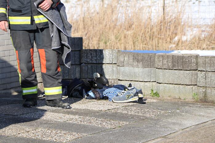 Schaatser zakt door ijs op kanaal Dwarswetering