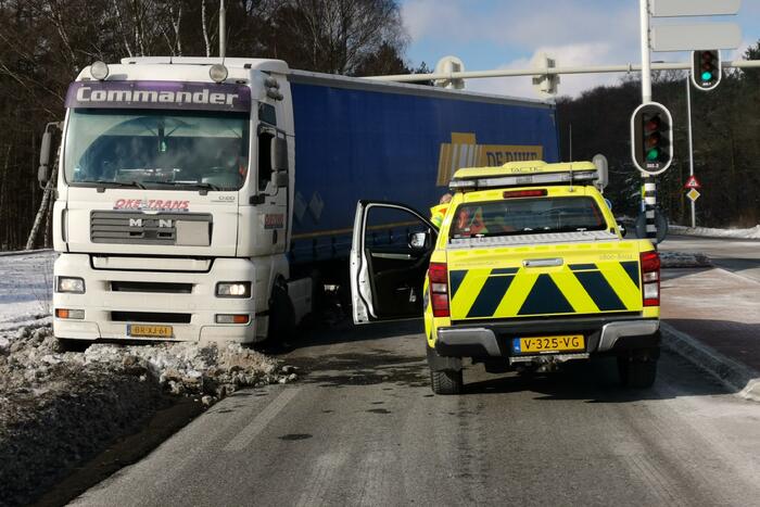 Vrachtwagen met oplegger vast in berm