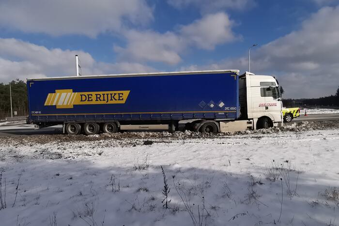 Vrachtwagen met oplegger vast in berm