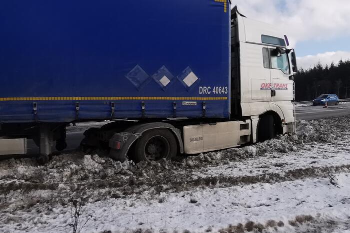 Vrachtwagen met oplegger vast in berm