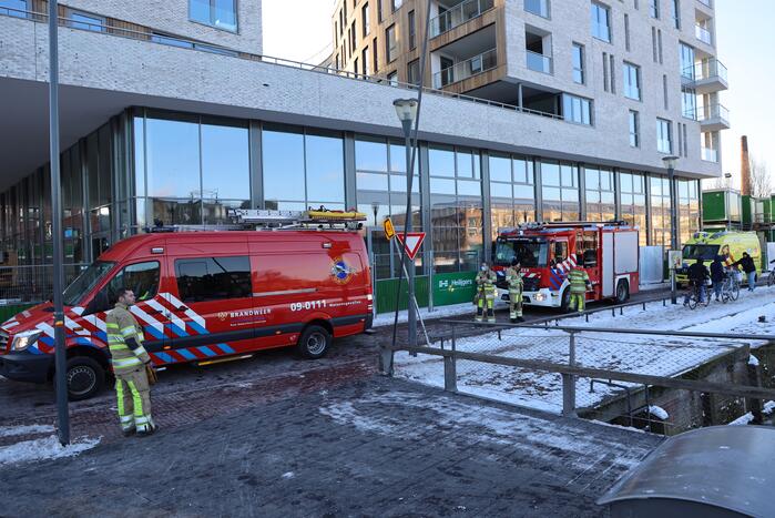 Wandelaar zakt door ijs op Eem