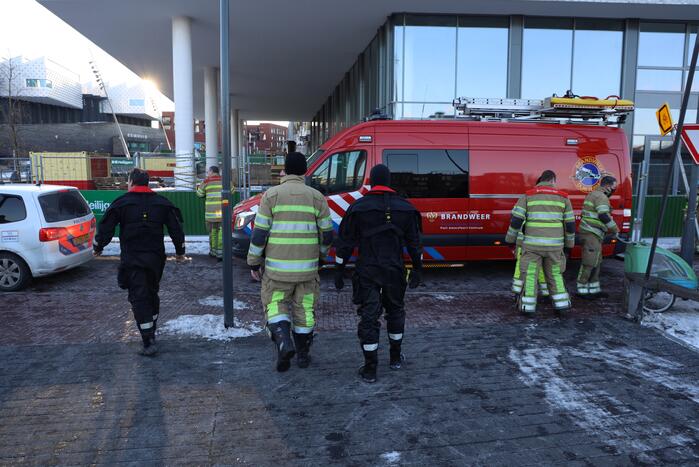 Wandelaar zakt door ijs op Eem