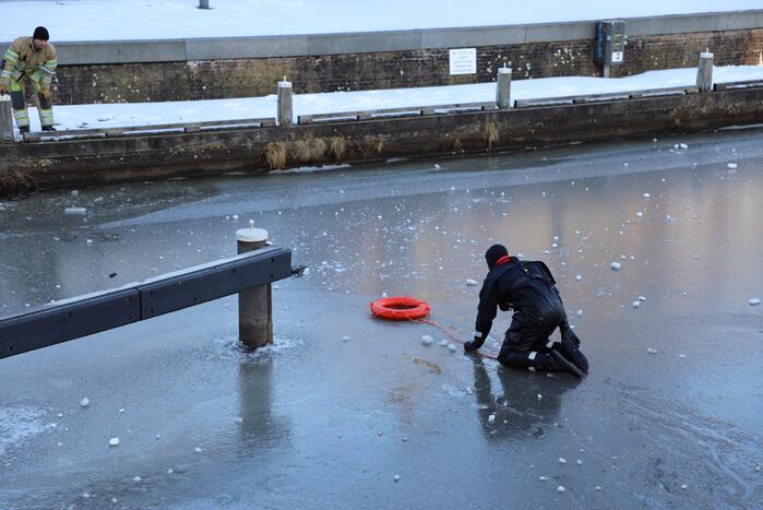 Wandelaar zakt door ijs op Eem