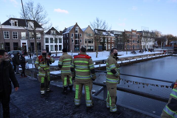 Wandelaar zakt door ijs op Eem