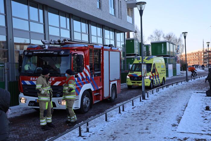 Wandelaar zakt door ijs op Eem