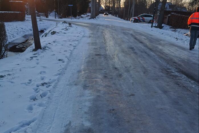 Auto glijdt en belandt in sloot