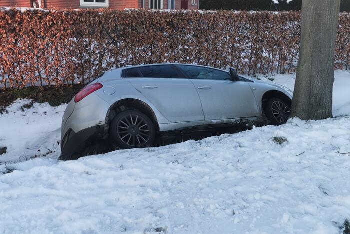 Auto glijdt en belandt in sloot