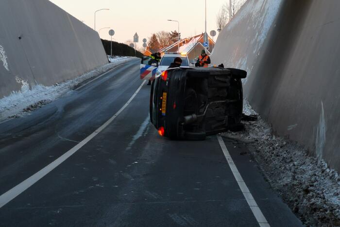 Auto belandt op zijn kant in tunnel