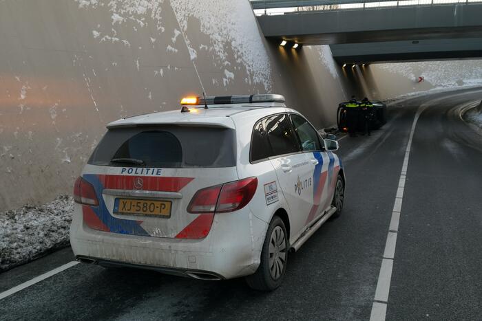 Auto belandt op zijn kant in tunnel