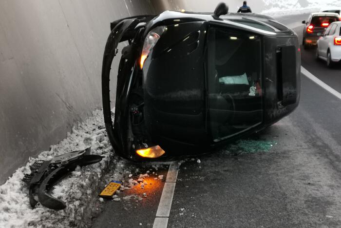 Auto belandt op zijn kant in tunnel