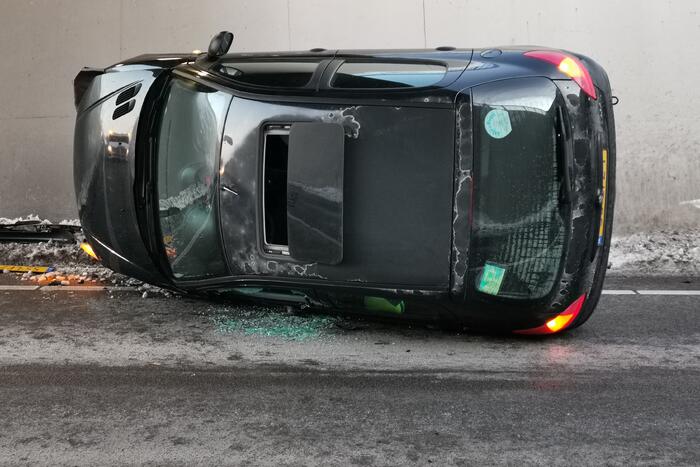 Auto belandt op zijn kant in tunnel