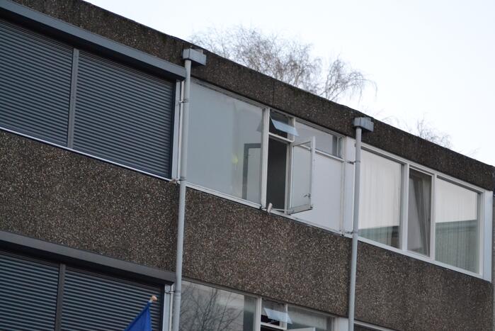 Brandweer doet onderzoek in woning na afgaan na alarm