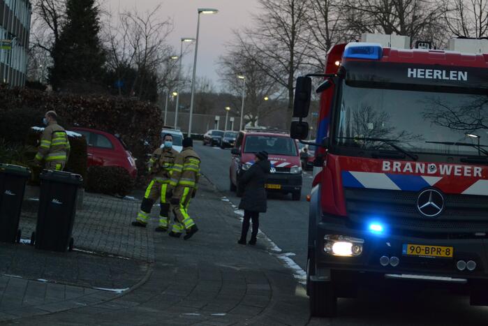 Brandweer doet onderzoek in woning na afgaan na alarm