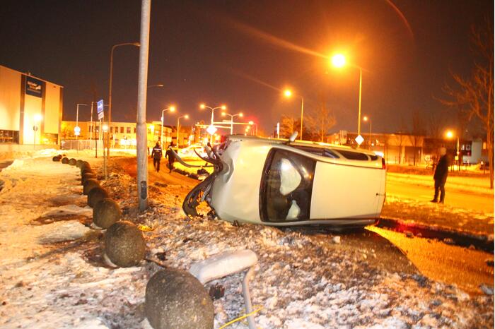 Bestuurder raakt macht over het stuur kwijt en valt op zijkant