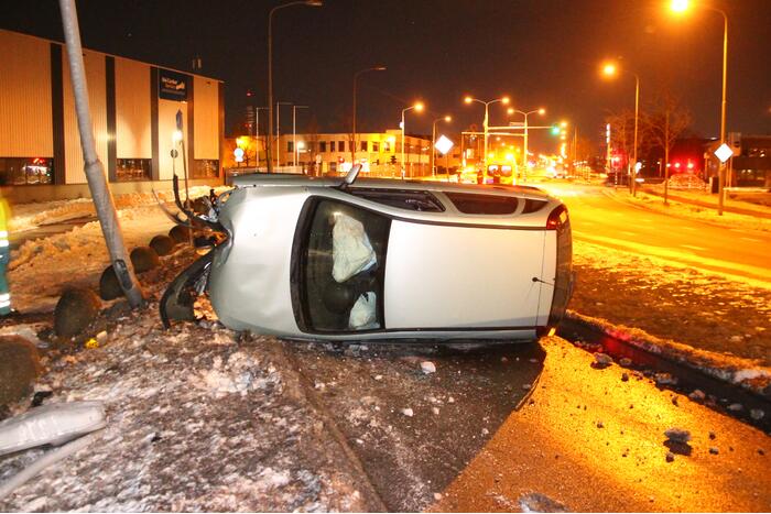 Bestuurder raakt macht over het stuur kwijt en valt op zijkant