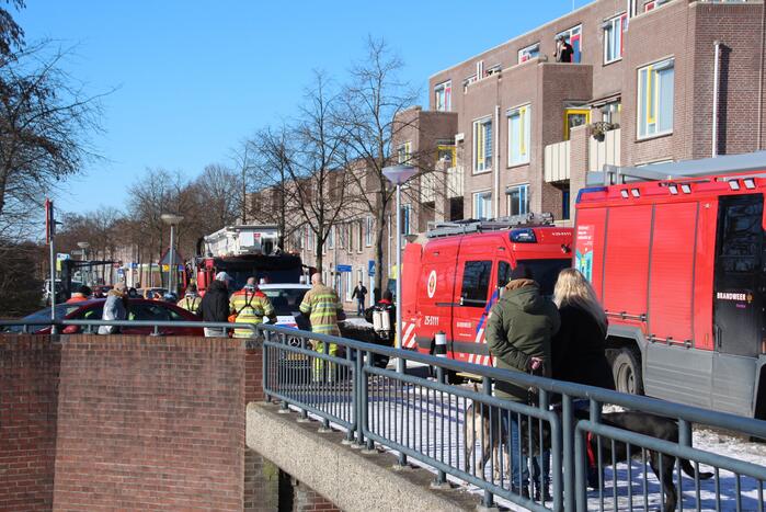 Persoon zakt door ijs